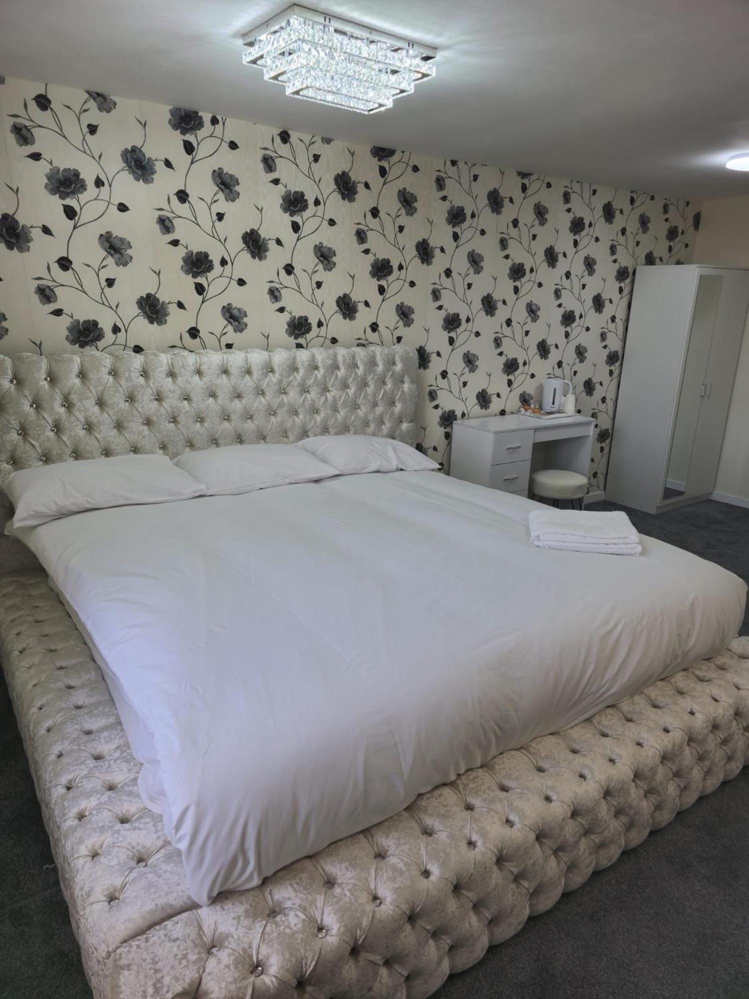 Zaheer'S Hotel Baldock Eksteriør billede