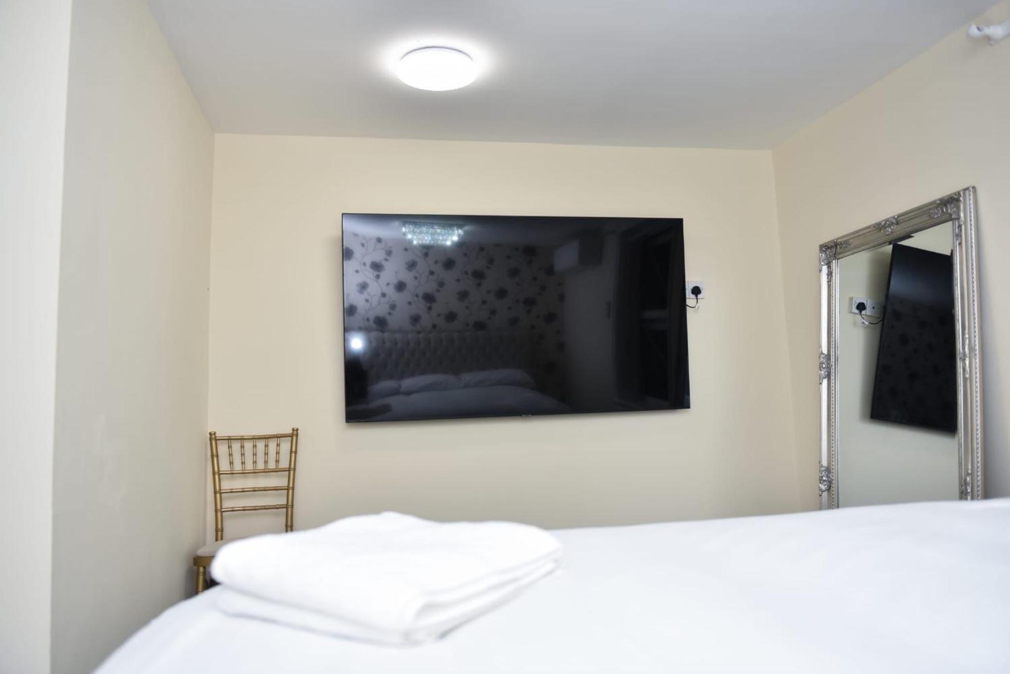 Zaheer'S Hotel Baldock Eksteriør billede