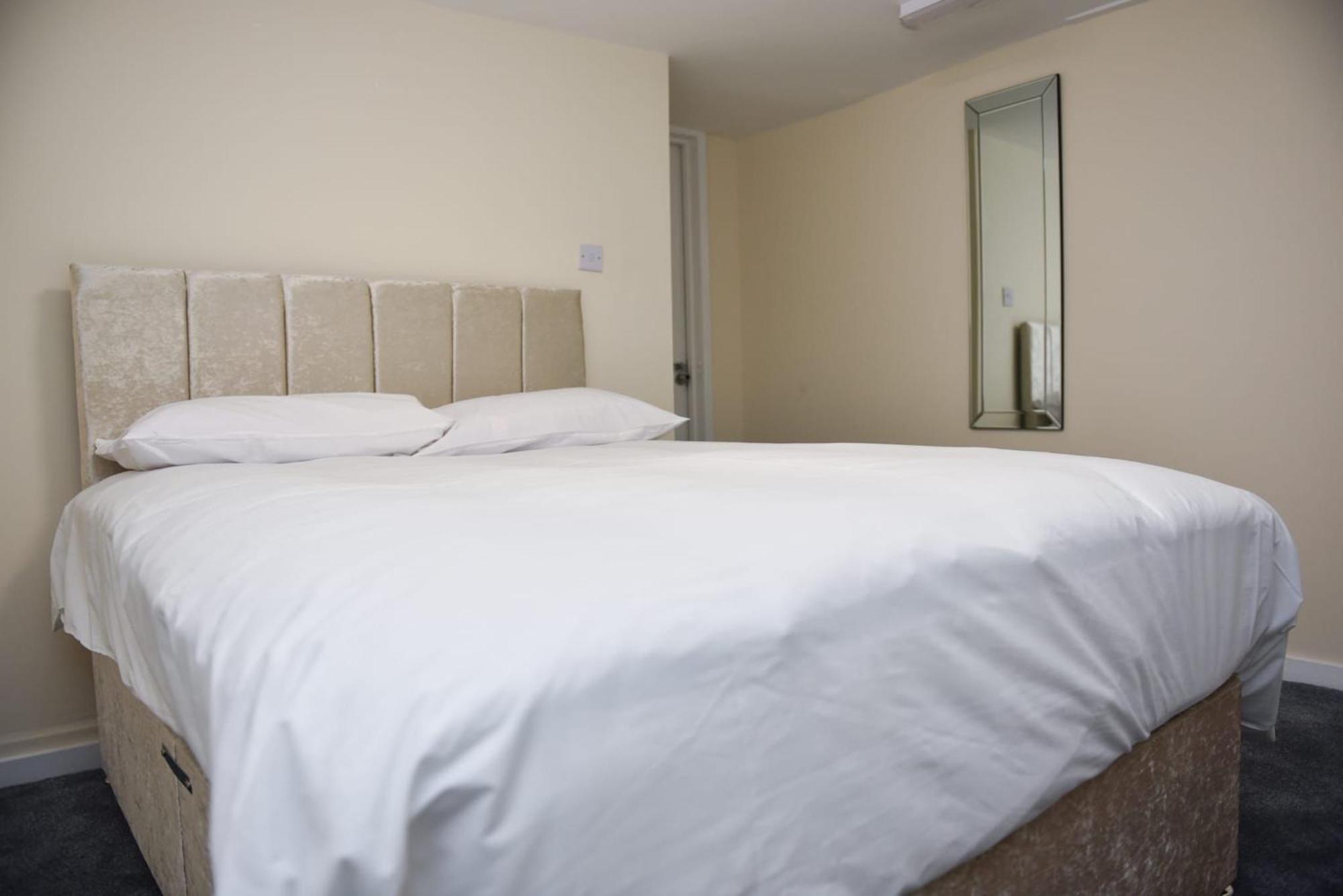 Zaheer'S Hotel Baldock Eksteriør billede