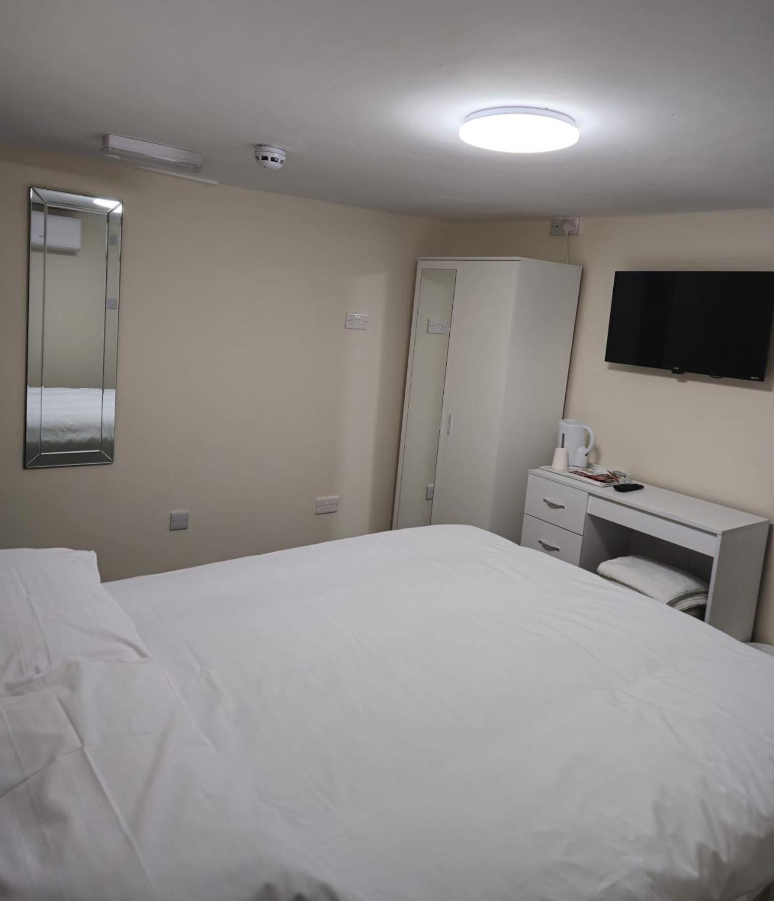 Zaheer'S Hotel Baldock Eksteriør billede